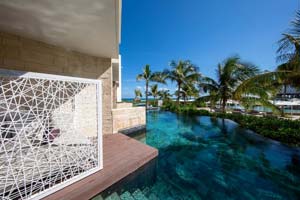 Beachfront Swim Up Junior Suite at TRS Coral Hotel